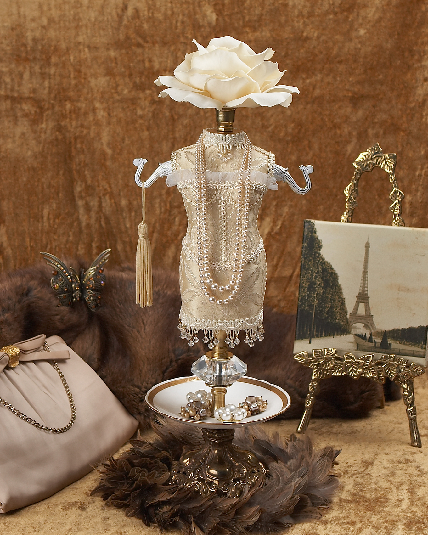 Jewelery holder figurine in cream outfit