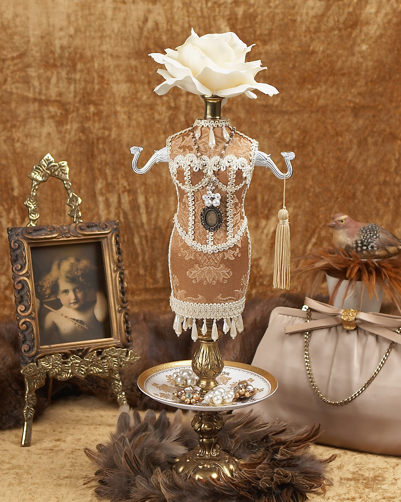 Jewelery holder figurine in amber outfit