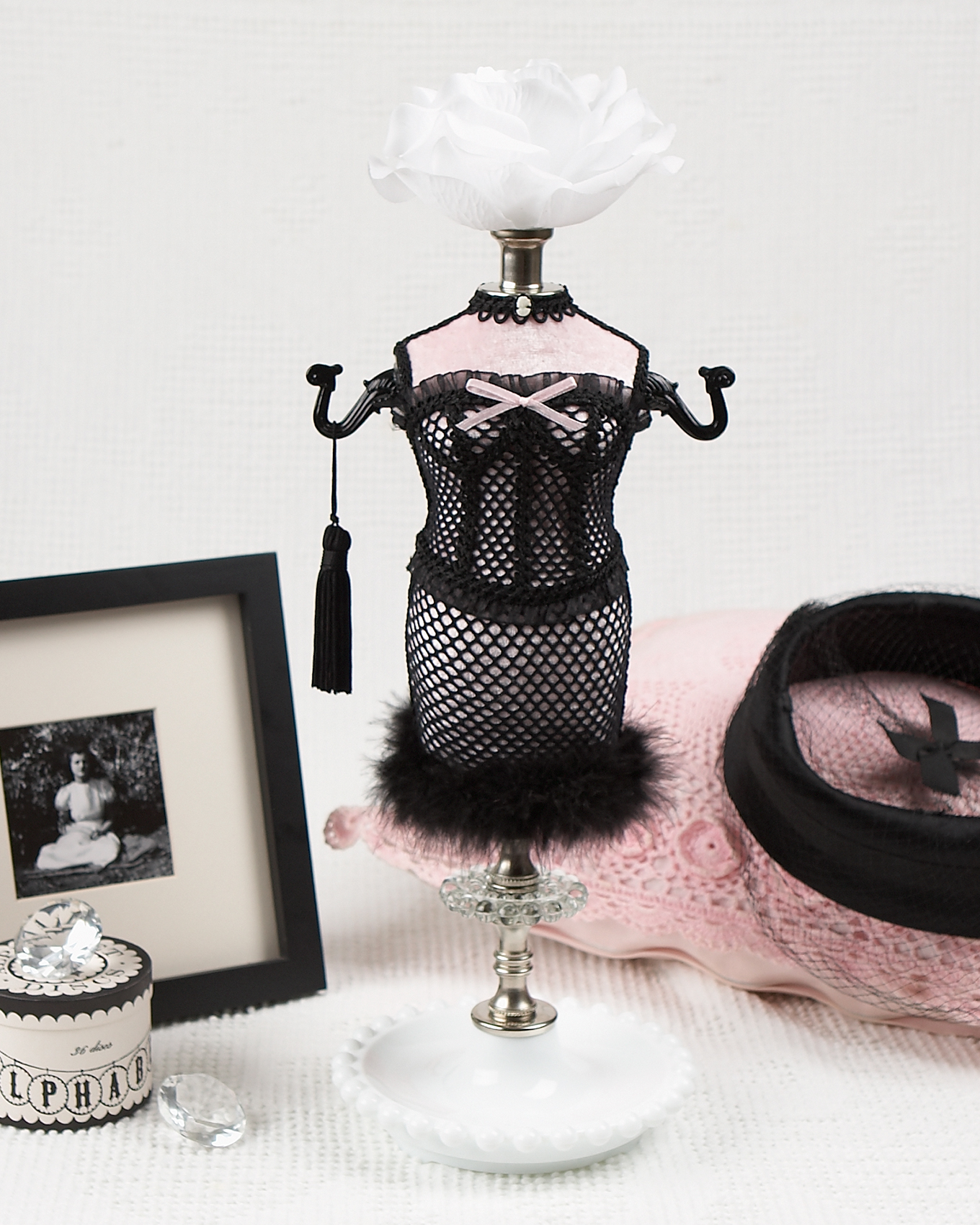 Jewelery holder figurine in boudoir outfit